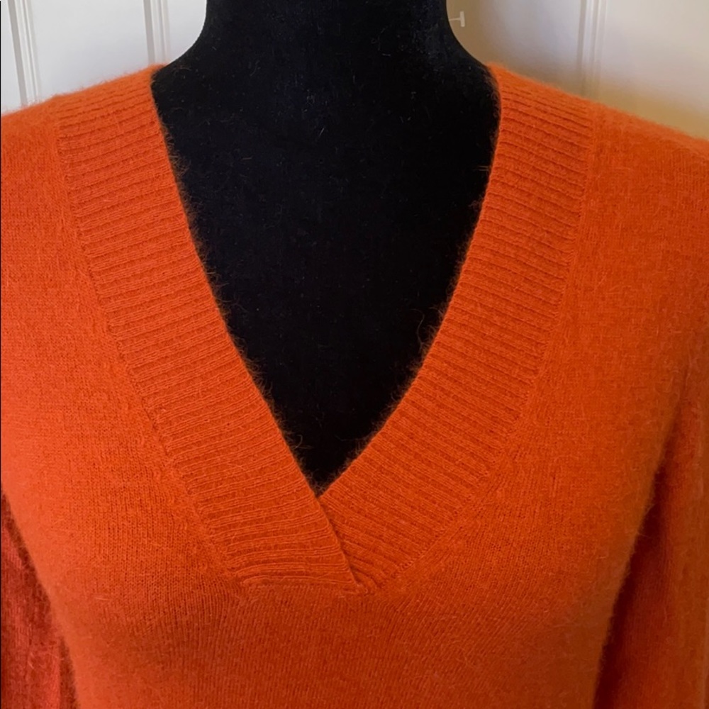 NWOT Tweeds V-Neck Sweater 🍂🍁 - Picture 2 of 5